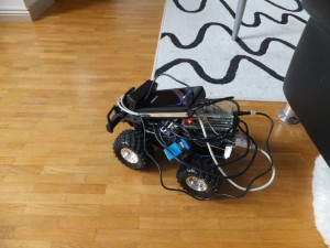 Der komplett verbundene Roboter inkl. 9V Block Batterie für die Motorsteuerung